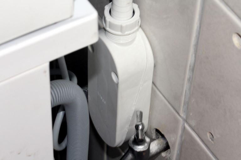 Waschmaschine an Kastengeruchverschluss und Wasserhahn angeschlossen
