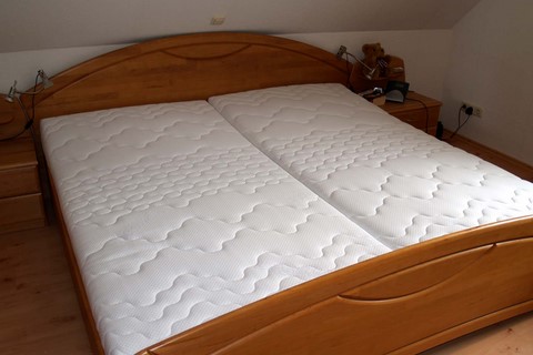 Matratzen und Lattenroste tauschen: Neue Lattenroste und neue Matratzen im Doppelbett