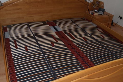 Matratzen und Lattenroste tauschen: Neue Lattenroste im Doppelbett