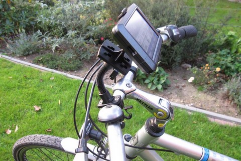 Navigationsgerät mit Fahrzeughalter am Fahrrad montiert