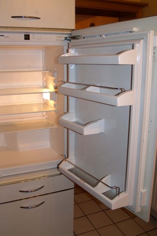Integrierbarer Einbaukühlschrank komplett eingebaut und fertig zum einräumen.