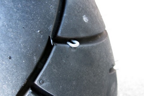 Motorroller defekter Reifen, eine Krampe im Reifen vom Hinterrad