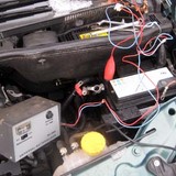 Autobatterie laden mit Ladegerät